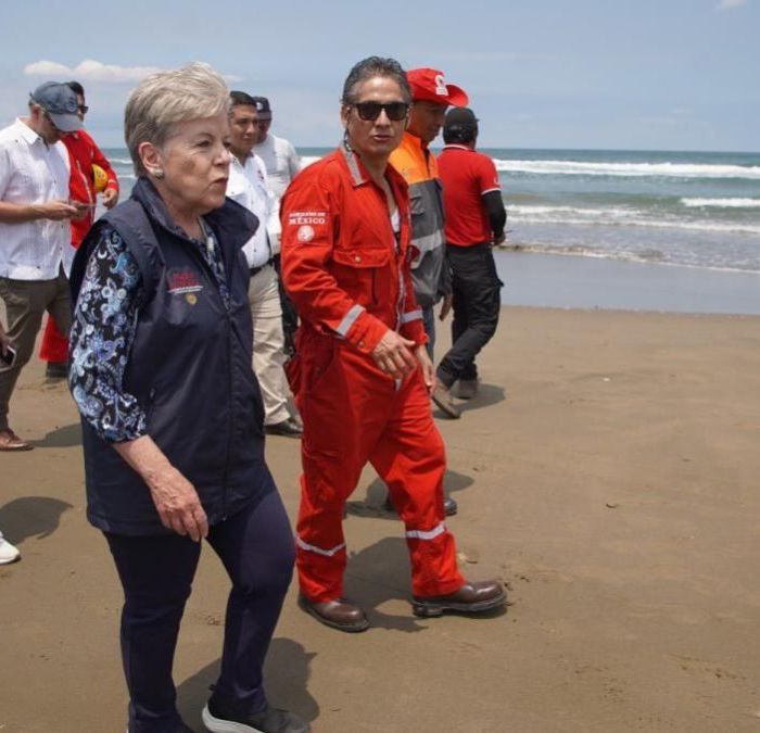 Alicia Bárcena supervisa limpieza de playas en Veracruz tras presencia de hidrocarburos
