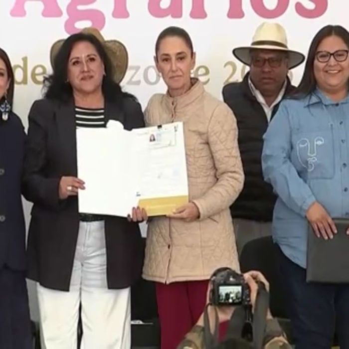 Clara Brugada entrega certificados agrarios a mujeres en Tlalpan