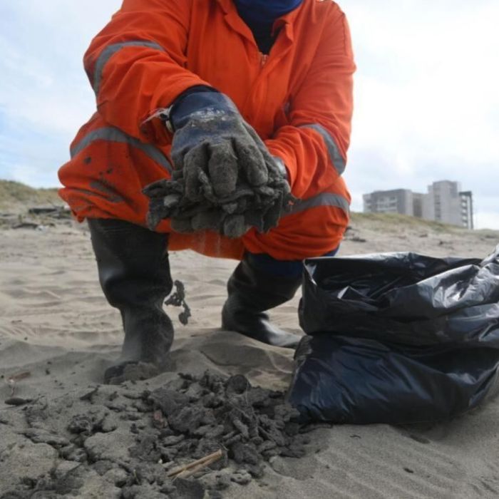 Derrame en el Golfo y llegada de sargazo tensionan las playas mexicanas en Semana Santa