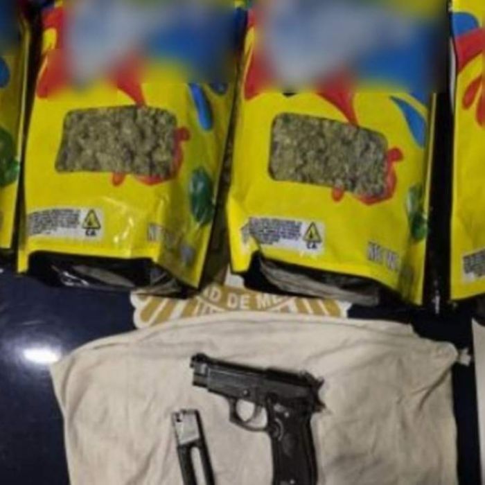 Detienen en Azcapotzalco a un hombre con bolsas de aparente marihuana y una réplica de arma