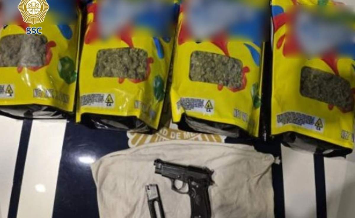 detienen-en-azcapotzalco-a-un-hombre-con-bolsas-de-aparente-marihuana-y-una-replica-de-arma