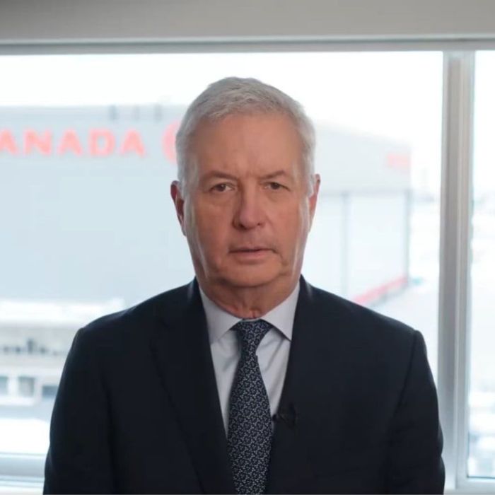 Director general de Air Canada anuncia retiro tras polémica por mensaje en inglés