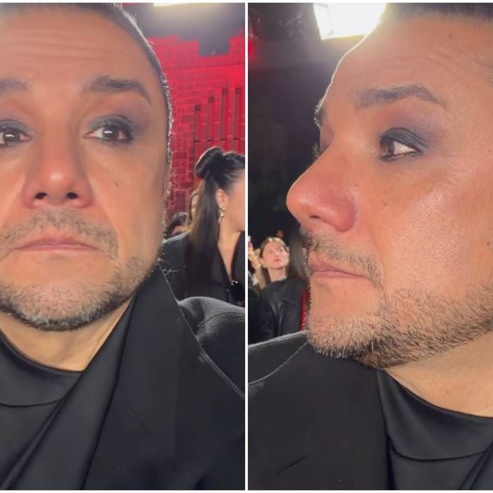 Esteban Macías llega a la premiere en CDMX con tacones rojos y provoca reacciones en redes