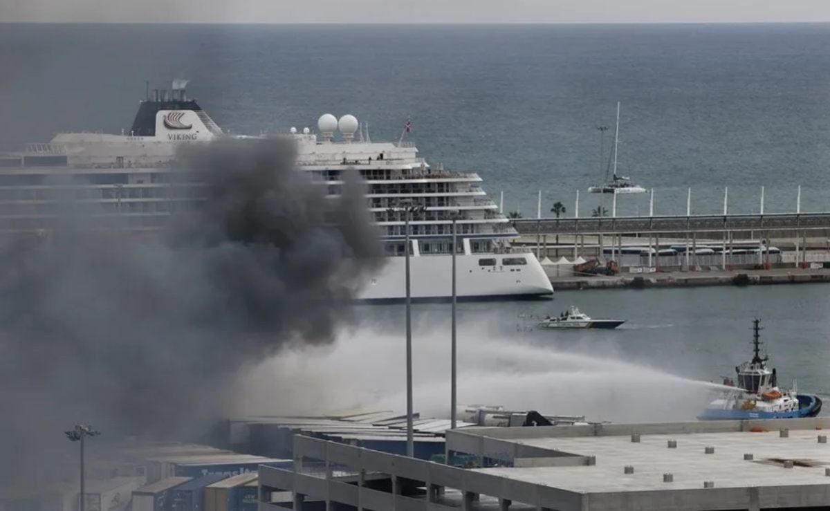 incendio-en-el-puerto-de-barcelona-afecta-contenedores-en-el-moll-de-ponent-no-hay-heridos