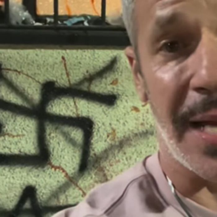 Manifestantes confrontan a Amir Fattal y pintan la fachada de la galería König en la Condesa