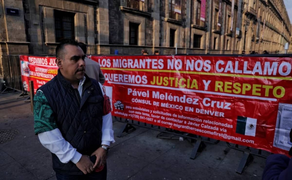 migrantes-protestan-en-palacio-nacional-y-exigen-remocion-del-consul-de-mexico-en-denver