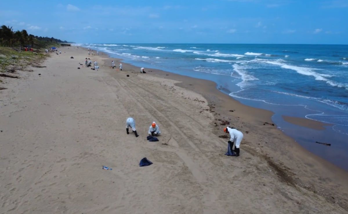 pemex-destina-15-millones-de-pesos-para-apoyar-a-pescadores-afectados-por-derrame-en-el-sur-de-veracruz
