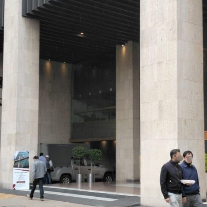 Sin confirmación pública sobre presunta muerte por caída desde el piso 21 en Paseo de la Reforma