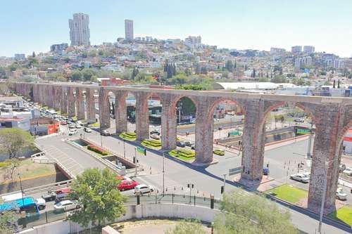 Activistas protestan en Querétaro por consumo de agua de data centers durante festejo del acueducto