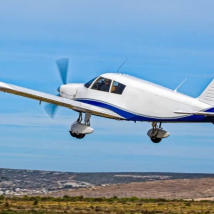 Avioneta realiza aterrizaje de emergencia en Huejotzingo; ocupantes atendidos por Protección Civil