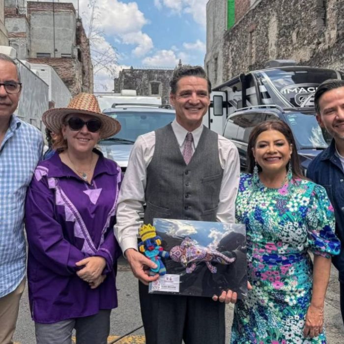 Clara Brugada visita a Pedro Pascal en la CDMX y lo felicita por su 51.º cumpleaños