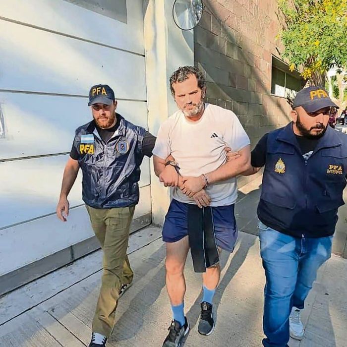 Detienen en Argentina al contralmirante Fernando Farías; FGR investiga aportaciones millonarias a pólizas