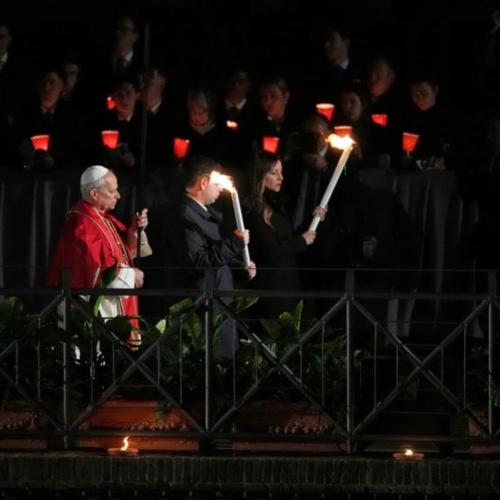 El papa León XIV preside su primera Vigilia Pascual y bautiza a diez adultos en San Pedro