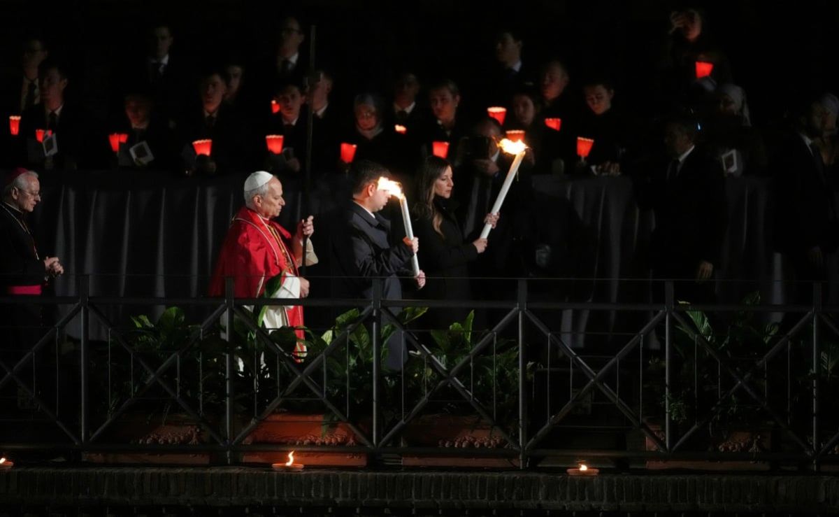 el-papa-leon-xiv-preside-su-primera-vigilia-pascual-y-bautiza-a-diez-adultos-en-san-pedro