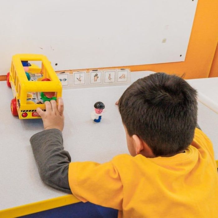 Investigadora de la Ibero plantea que el tacto puede favorecer el desarrollo en personas con autismo