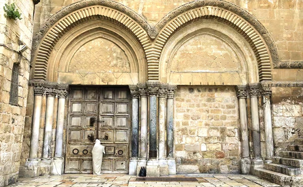 israel-autoriza-oraciones-limitadas-en-el-santo-sepulcro-tras-hallar-fragmentos-de-un-misil-irani