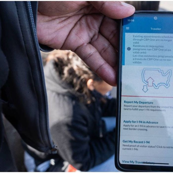 Jueza federal ordena restablecer la libertad condicional a migrantes admitidos mediante la app CBP One
