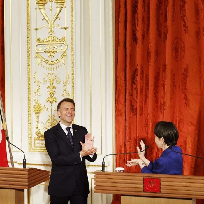 Macron y la primera ministra de Japón reproducen el gesto “Kamehameha” en Tokio