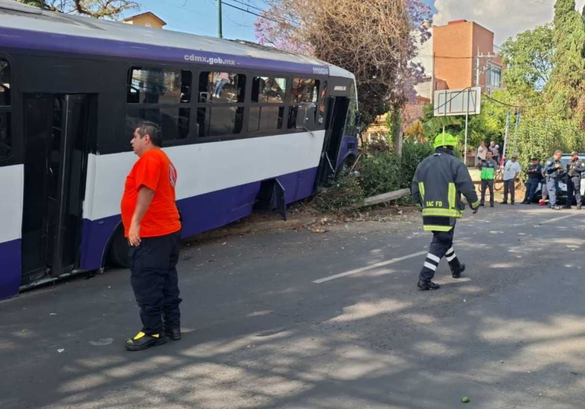 microbus-de-la-ruta-111-choca-contra-una-vivienda-en-alvaro-obregon-y-deja-12-lesionados