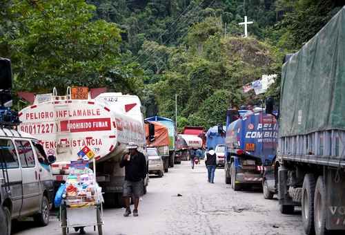 Movilizaciones y bloqueos presionan al gobierno de Rodrigo Paz en Bolivia