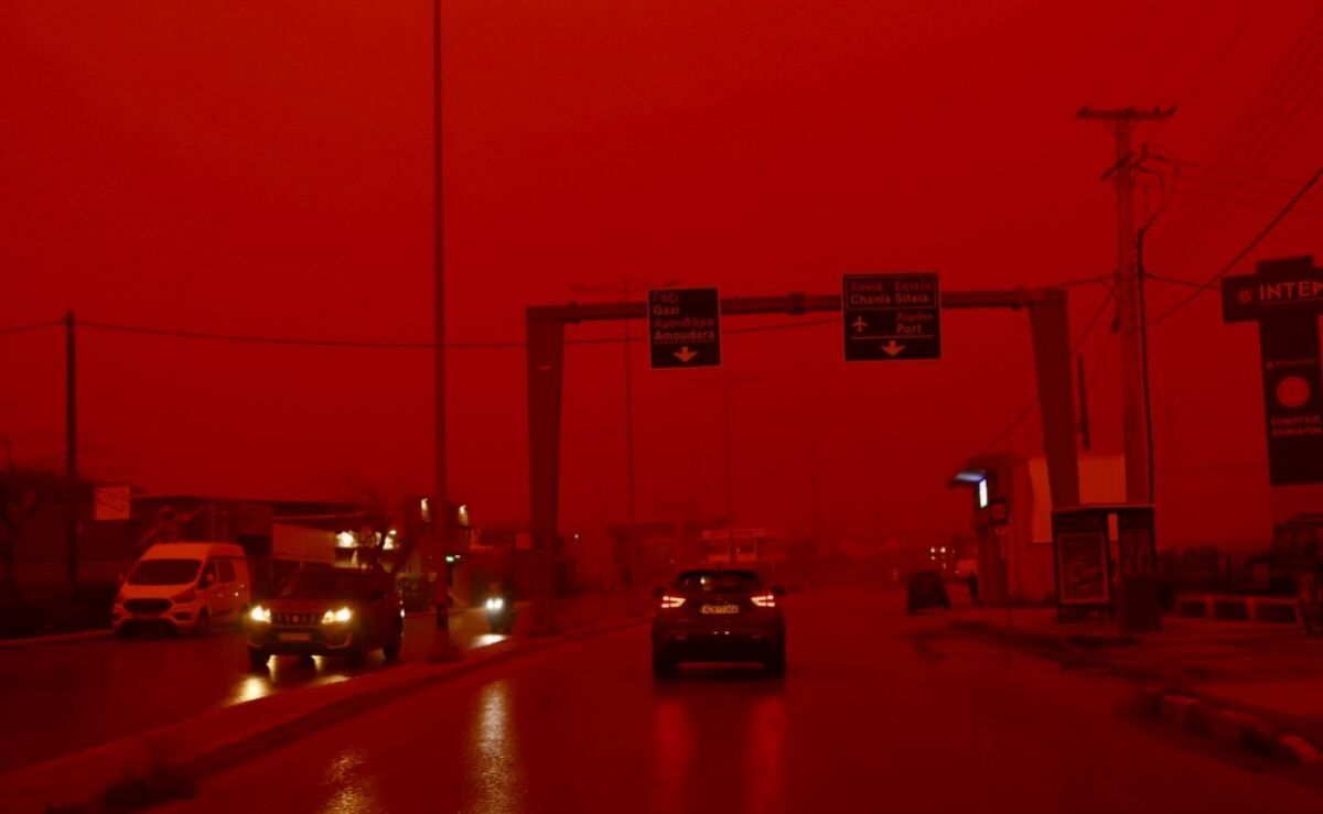 polvo-sahariano-y-ciclon-narelle-tinen-de-rojo-el-cielo-en-creta-y-el-oeste-de-australia