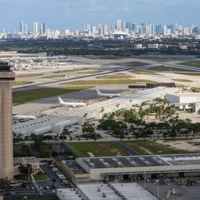 Primer vuelo comercial directo entre EU y Venezuela despega desde Miami tras siete años