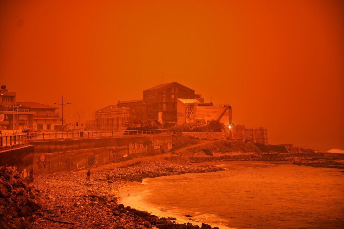 tormenta-de-polvo-sahariano-tine-de-rojo-el-cielo-en-creta-tormenta-en-grecia-deja-al-menos-un-muerto