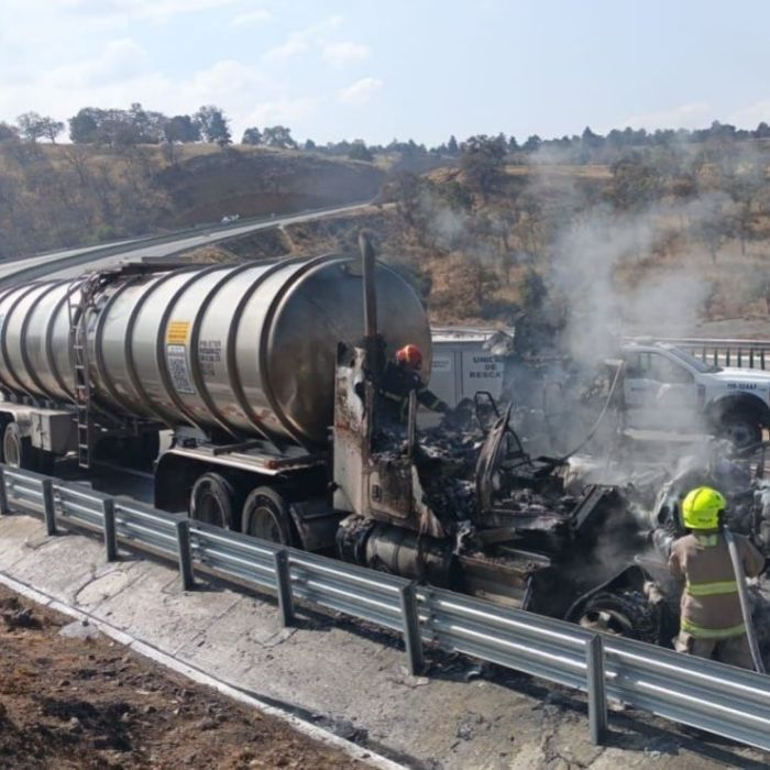 Tractocamión tipo pipa se incendia en la México‑Puebla; cierran la vialidad en Ixtapaluca