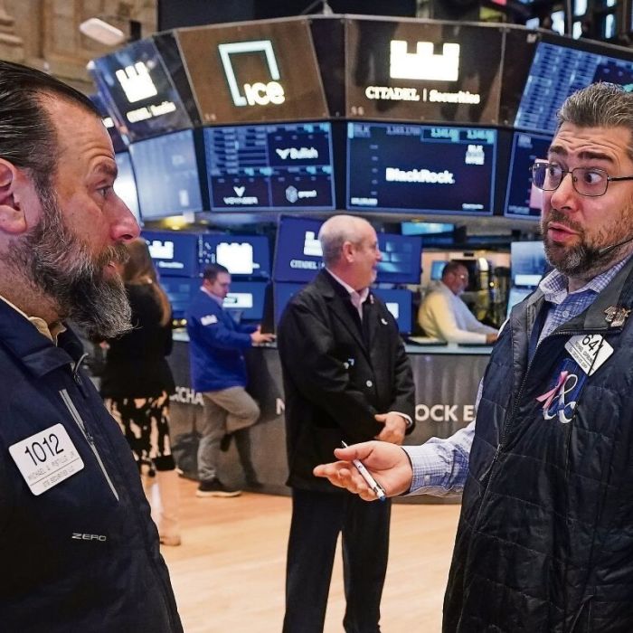 Trump anuncia que seguirá atacando a Irán; bolsas caen y el petróleo supera los US$100