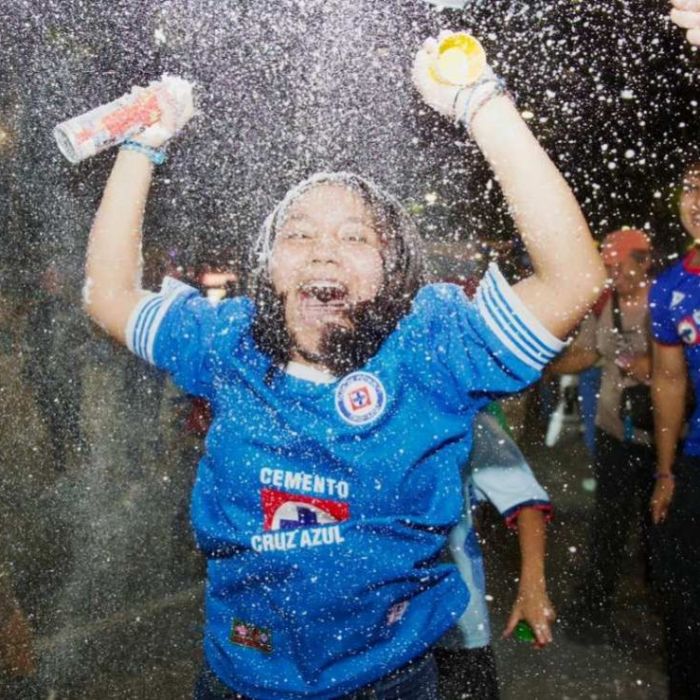 Aficionados del Cruz Azul llenan el Ángel de la Independencia tras conquistar el Clausura 2026
