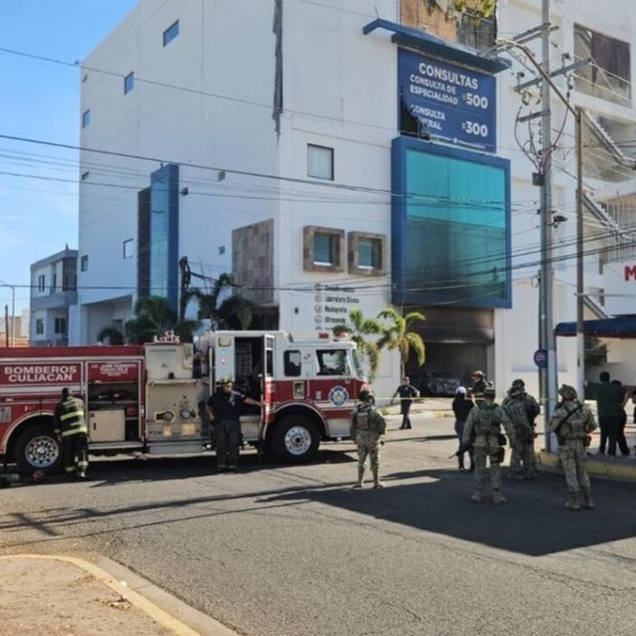 Atacan a balazos e incendian clínica en la colonia Miguel Hidalgo de Culiacán
