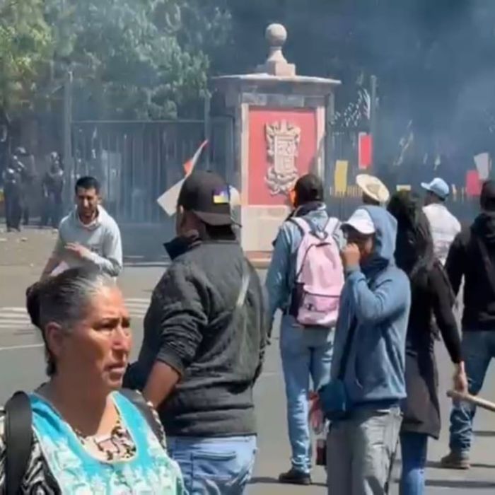 Comuneros de Sevina se enfrentan a antimotines en Casa Michoacán tras ataque armado que dejó dos muertos