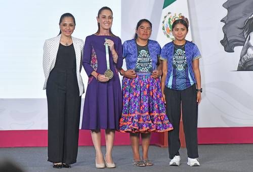 Corredoras indígenas mexicanas brillan en el 23° Maratón de la Gran Muralla China