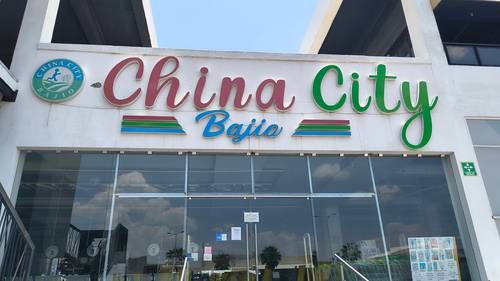 FGR asegura siete tiendas de productos chinos en León; inmuebles permanecen sellados