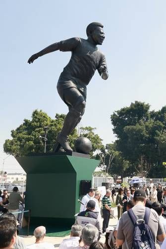 guadalajara-inaugura-la-canarinha-escultura-monumental-en-honor-a-pele