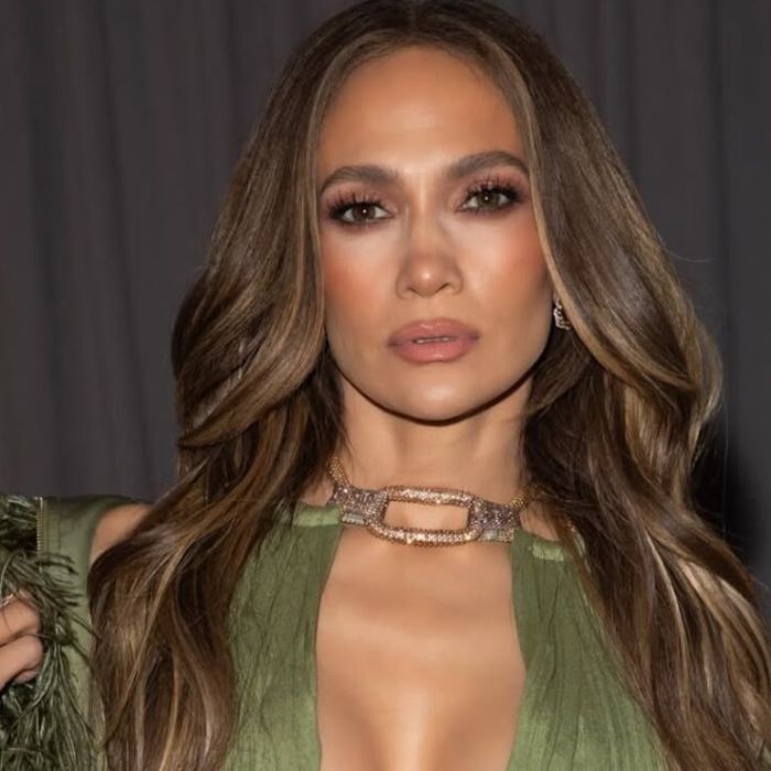 Jennifer López deslumbra con un vestido verde olivo y escote profundo en la gira de prensa de ‘Office Romance’