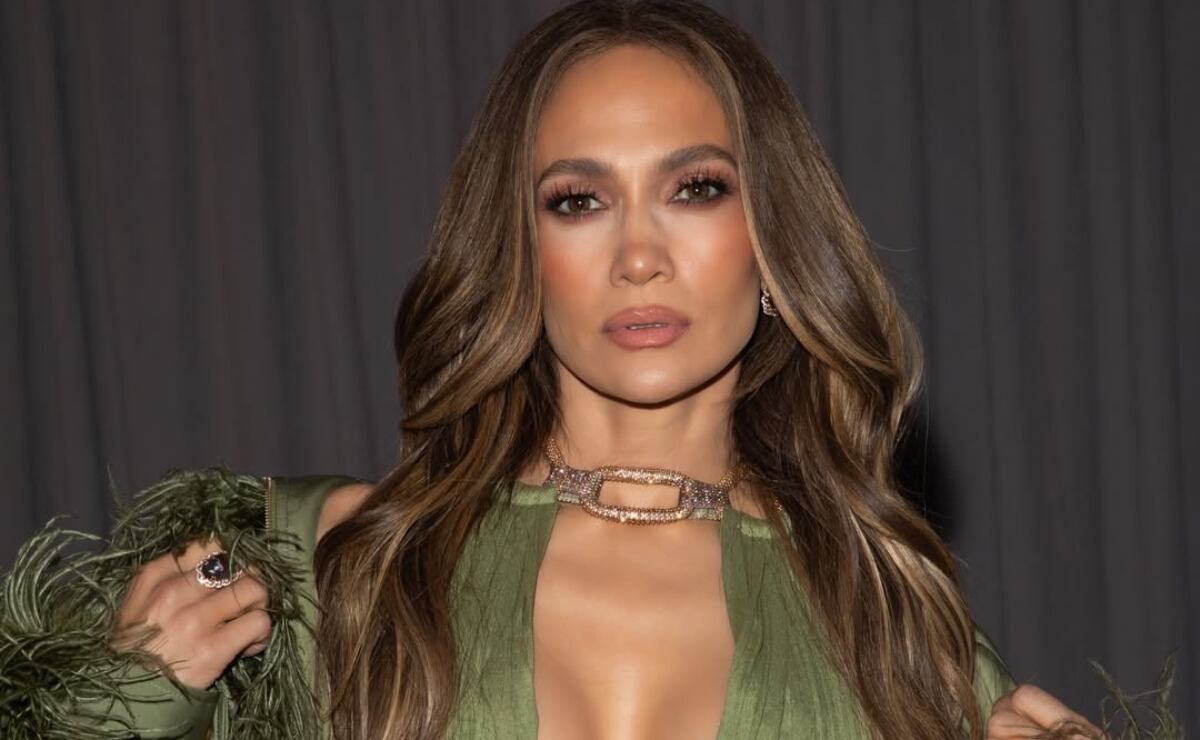 jennifer-lopez-deslumbra-con-un-vestido-verde-olivo-y-escote-profundo-en-la-gira-de-prensa-de-office-romance