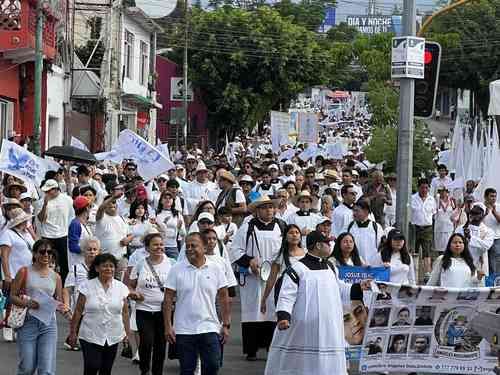 Miles participan en la 12.ª Caminata por la Paz en Cuernavaca; obispo exige acciones contra la violencia