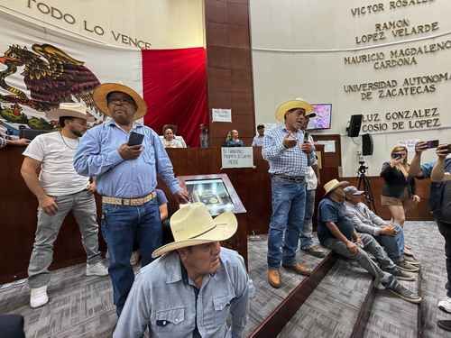 Productores de frijol irrumpen en el Congreso de Zacatecas y exigen auditoría al acopio