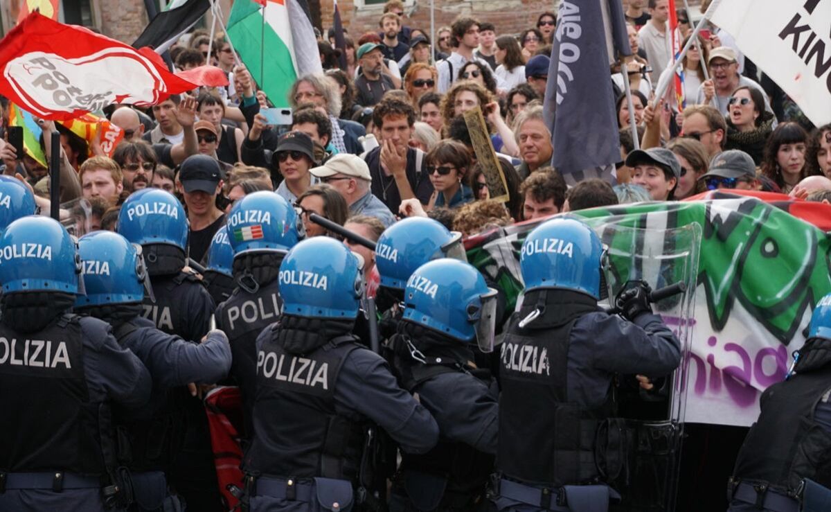protesta-pro-palestina-en-la-bienal-de-venecia-termina-en-enfrentamientos-con-la-policia