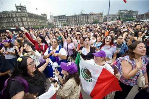 Sheinbaum recibe a BTS en Palacio Nacional; la banda saluda desde un balcón al Zócalo