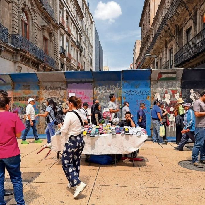 Ambulantes aprovechan plantón de la CNTE y venden dentro del campamento en el Centro Histórico