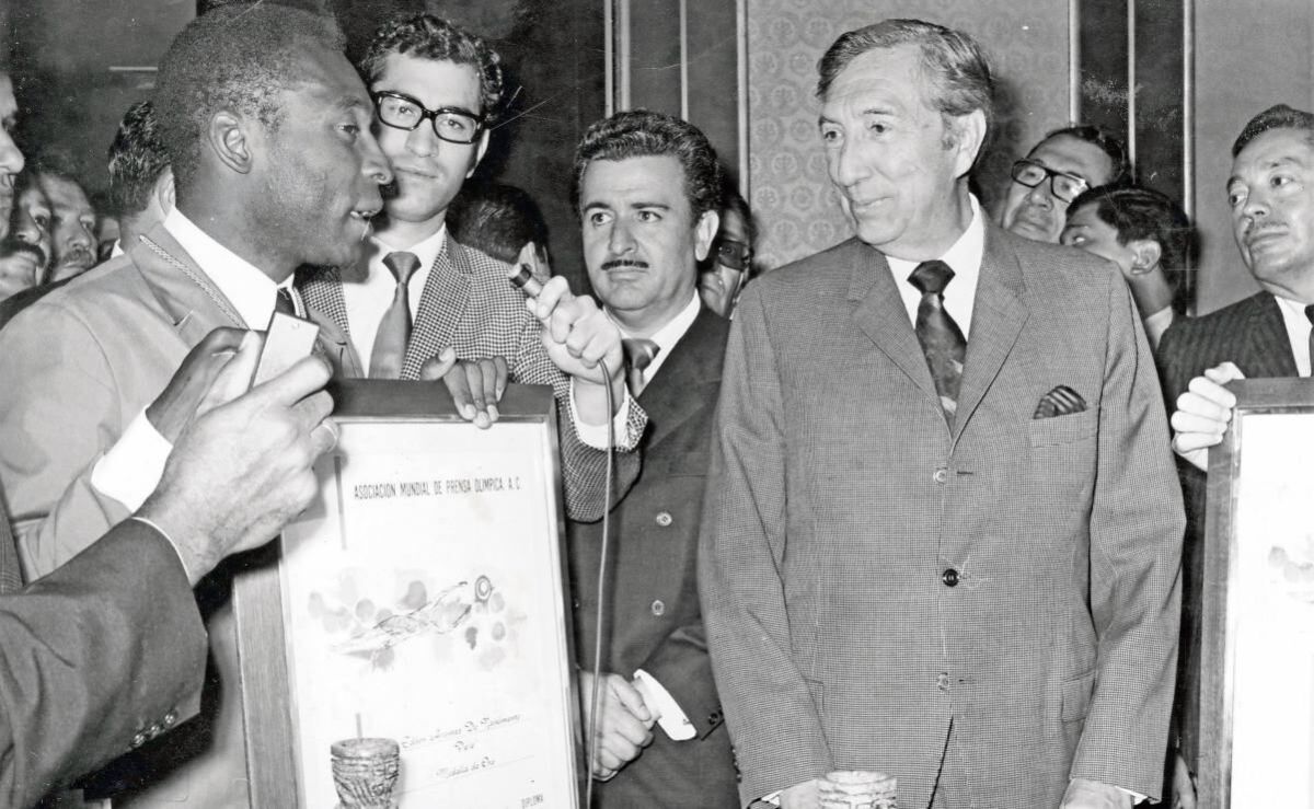 documentos-desclasificados-muestran-que-la-dfs-vigilo-a-pele-durante-su-visita-a-mexico-en-1970