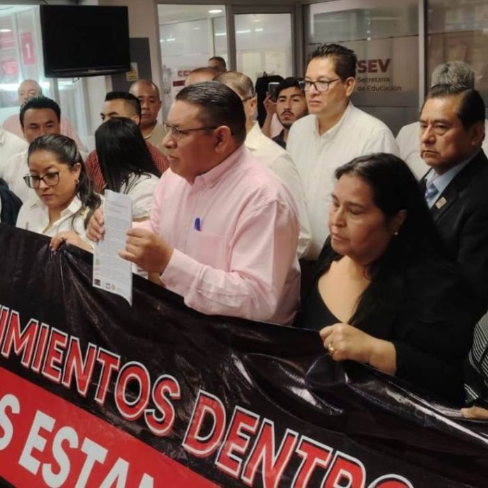 En Xalapa, gremios magisteriales toman instalaciones de la SEV y exigen estabilidad administrativa