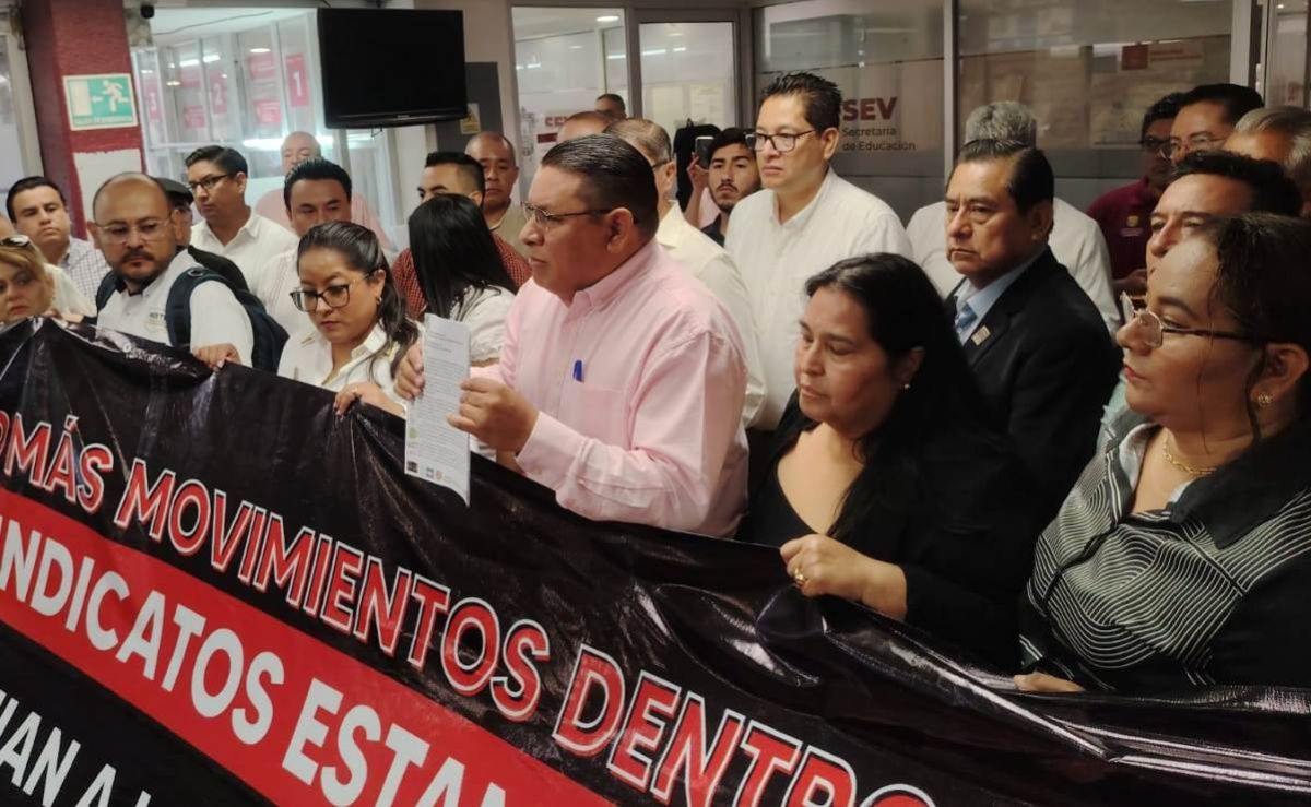 en-xalapa-gremios-magisteriales-toman-instalaciones-de-la-sev-y-exigen-estabilidad-administrativa