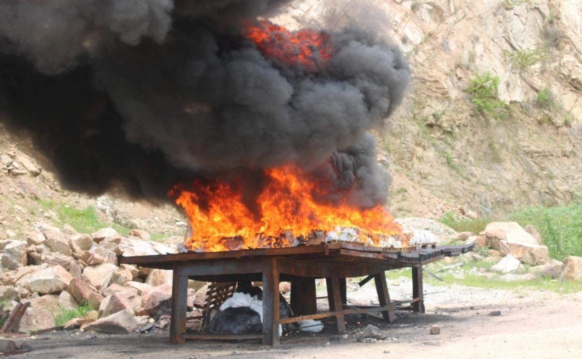 fgr-y-marina-incineran-mas-de-una-tonelada-de-clorhidrato-de-cocaina-asegurada-en-guerrero