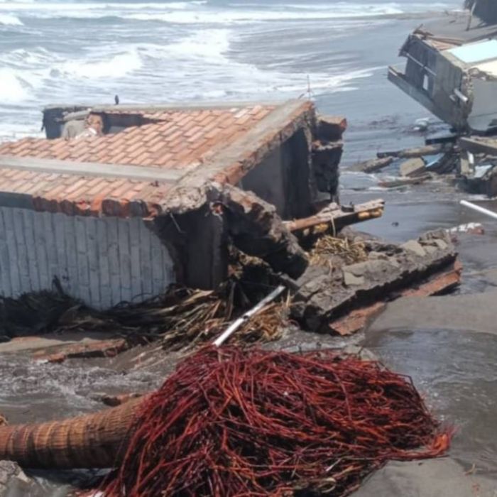 Fenómeno de mar de fondo destruye cabañas y erosiona playa en Boca del Cielo, Chiapas