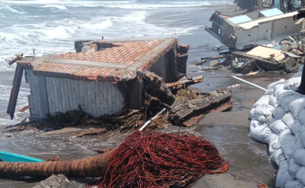 fenomeno-de-mar-de-fondo-destruye-cabanas-y-erosiona-playa-en-boca-del-cielo-chiapas
