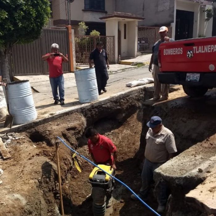Fuga de drenaje causa socavón y cierre vial en Viveros del Valle, Tlalnepantla