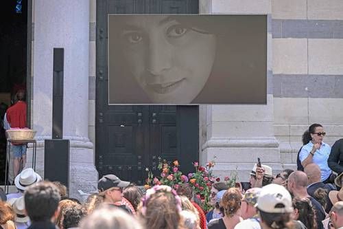 Homenaje en el Père‑Lachaise por la muerte de Marjane Satrapi
